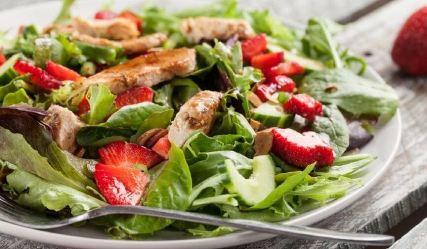 Receta_El_Huertico_Ensalada_premium_pollo_marinado_pepino_y_fresas