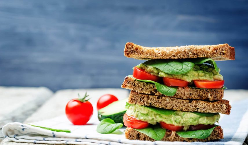 Receta_El_Huertico_Sandwich_espinaca_tomate_y_pasta_de_aguacate